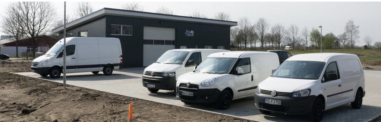 Firmengebäude und Fahrzeuge